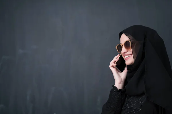 Giovane Donna Affari Musulmana Moderna Che Utilizza Smartphone Con Occhiali — Foto Stock