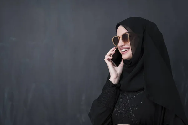 黒の黒板の前にサングラスとヒジャーブの服を着た若い現代のイスラム教徒のビジネス女性 — ストック写真