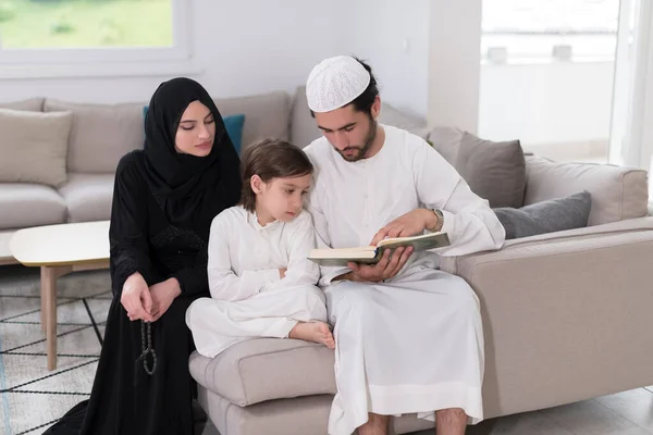 Traditionele Moslim Familie Ouders Met Kinderen Lezen Koran Bidden Samen — Stockfoto