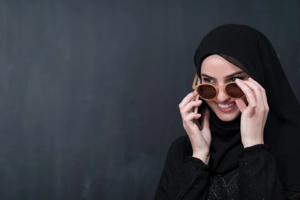 Fiatal Modern Muszlim Üzletasszony Okostelefonnal Napszemüveget Hidzsáb Ruhát Visel Egy — Stock Fotó