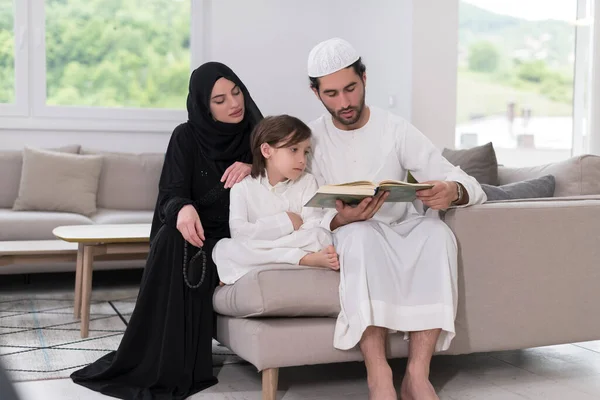 Traditionele Moslim Familie Ouders Met Kinderen Lezen Koran Bidden Samen — Stockfoto