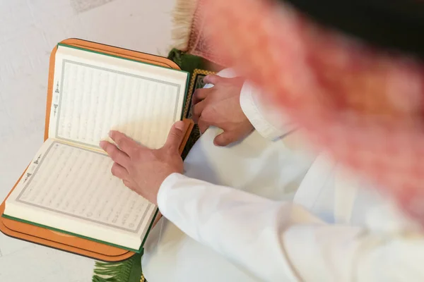 Joven Árabe Musulmán Vestido Con Ropa Tradicional Leyendo Libro Sagrado — Foto de Stock