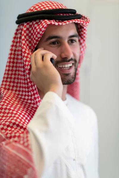 Unga Moderna Muslimska Affärsmän Bär Traditionella Kläder Medan Använder Smartphones — Stockfoto