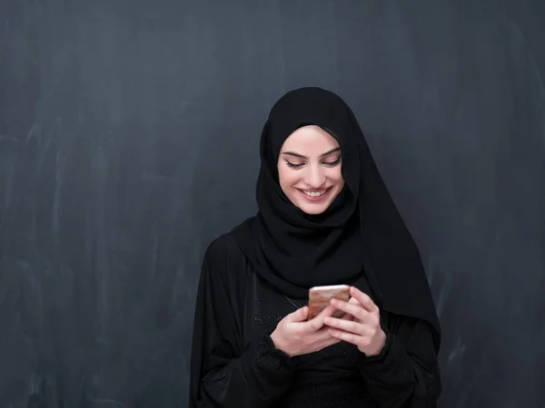 Jeunes Femmes Affaires Musulmanes Modernes Utilisant Des Smartphones Portant Des — Photo