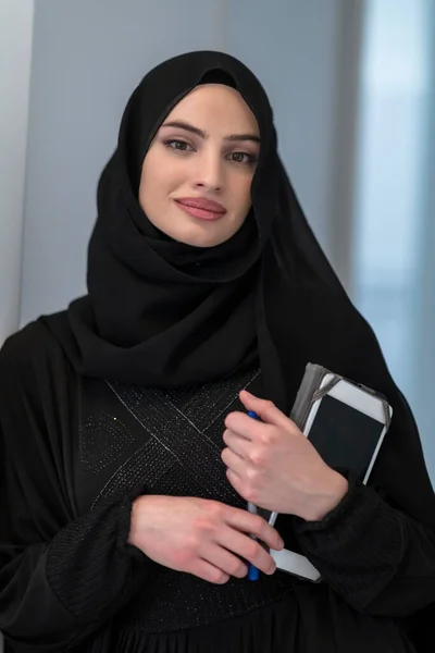 Young Modern Muslim Businesswomen Use Smartphones Wear Traditional Hijab Clothes — Stock Photo, Image