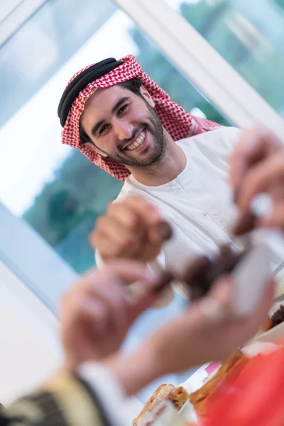 Familia Musulmana Multiétnica Moderna Compartiendo Tazón Fechas Mientras Disfrutan Cena —  Fotos de Stock