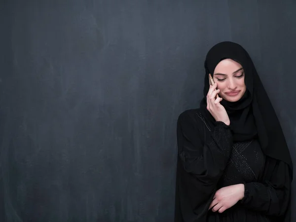 Jovens Mulheres Negócios Muçulmanas Modernas Usando Smartphones Usando Roupas Hijab — Fotografia de Stock