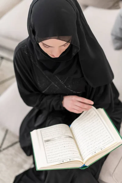 Mladé Tradiční Muslimské Ženy Číst Korán Pohovce Před Iftar Večeře — Stock fotografie