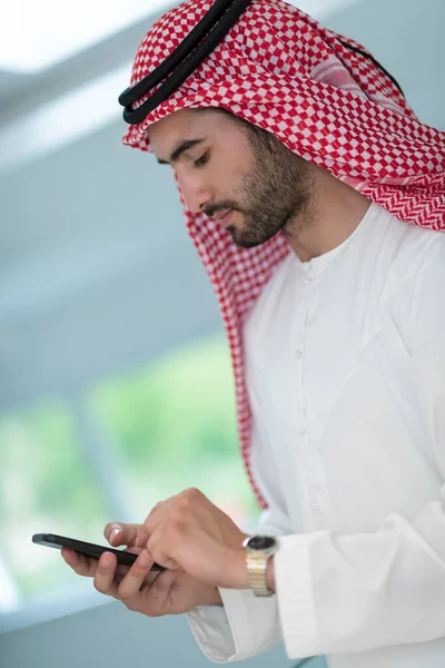 Young Modern Muslim Arabian Businessmen Wearing Traditional Clothes While Using — Stock Photo, Image