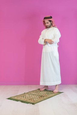 Genç Müslüman adam Ramazan ayında namaz kılıyor. Yüksek kalite fotoğraf