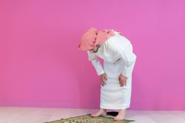 Genç Müslüman adam Ramazan ayında namaz kılıyor. Yüksek kalite fotoğraf