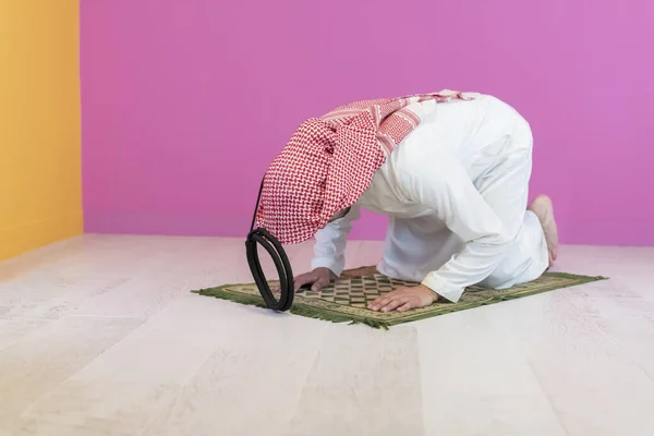 Νεαρός Μουσουλμάνος Προσεύχεται Σαλάτ Κατά Διάρκεια Του Ραμαζανίου Υψηλής Ποιότητας — Φωτογραφία Αρχείου