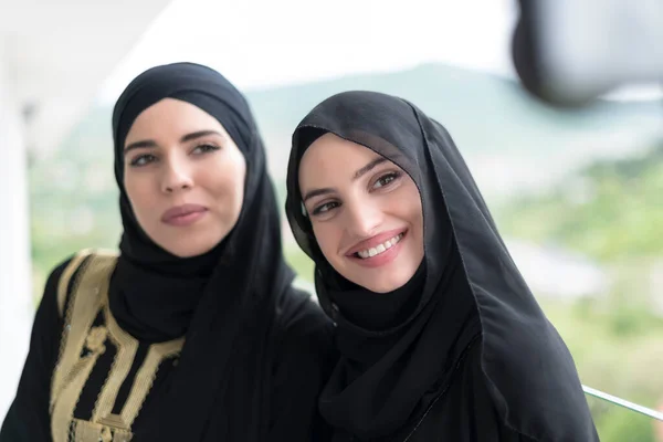 Mladá Krásná Muslimská Žena Módních Šatech Hijabs Pomocí Mobilního Telefonu — Stock fotografie