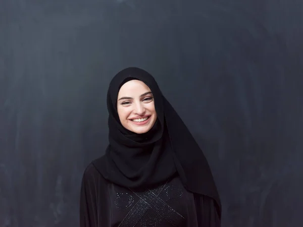 Porträtt Vacker Muslimsk Kvinna Moderiktig Klänning Med Hijab Framför Svart — Stockfoto