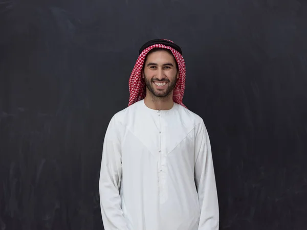 Retrato Jovem Muçulmano Vestindo Roupas Tradicionais Foto Alta Qualidade — Fotografia de Stock