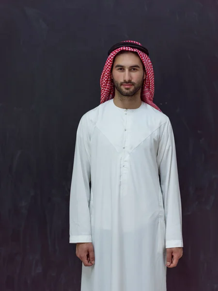 Geleneksel Kıyafetler Giyen Genç Bir Müslüman Portresi Yüksek Kaliteli Fotoğraf — Stok fotoğraf