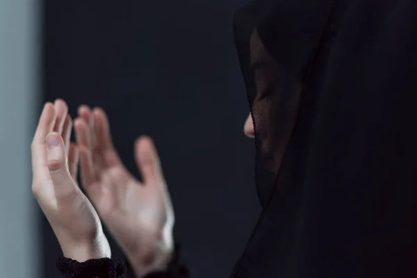 Portrait Young Muslim Woman Making Dua High Quality Photo — Stock Photo, Image