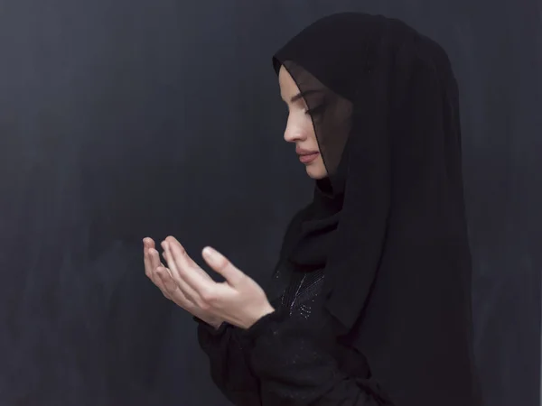 Retrato Jovem Muçulmana Fazendo Dua Foto Alta Qualidade — Fotografia de Stock