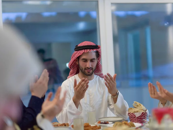 Les Familles Musulmanes Font Iftar Dua Pour Rompre Jeûne Pendant — Photo