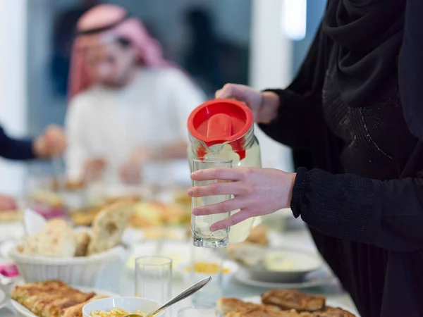 Eid Mubarak Família Muçulmana Ter Iftar Jantar Água Potável Para — Fotografia de Stock
