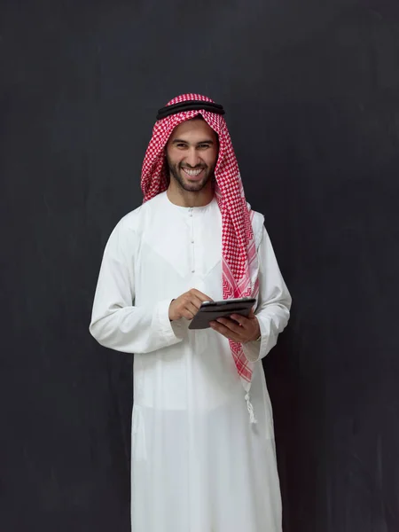 Joven Empresario Árabe Musulmán Usando Una Tableta Con Ropa Hiyab —  Fotos de Stock