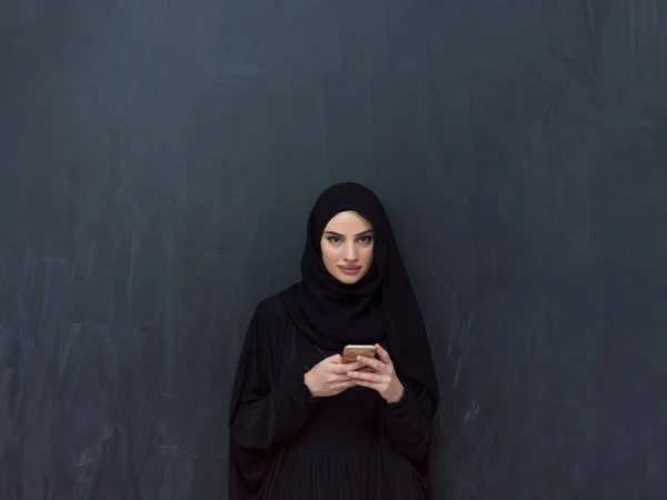 Giovane Donna Affari Musulmana Moderna Che Utilizza Smartphone Indossando Vestiti — Foto Stock