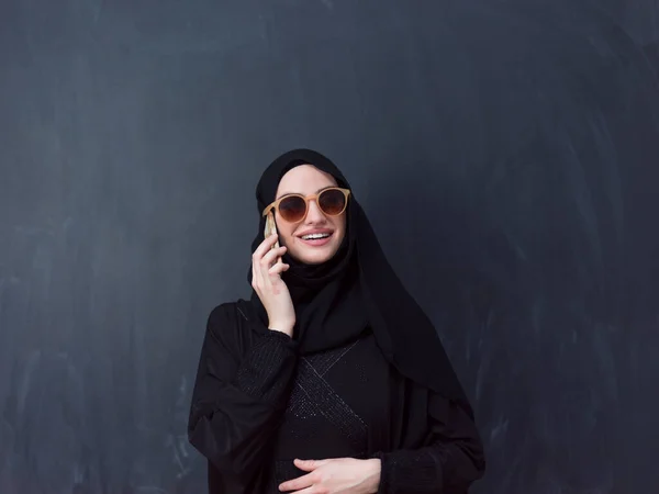 Giovani Donne Affari Musulmane Moderne Che Usano Smartphone Con Occhiali — Foto Stock