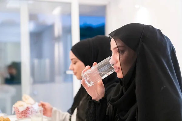Eid Mubarak Moslim Familie Heeft Iftar Diner Drinkwater Het Feest — Stockfoto