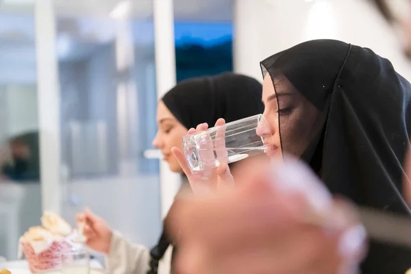 Eid Mubarak Moslim Familie Heeft Iftar Diner Drinkwater Het Feest — Stockfoto