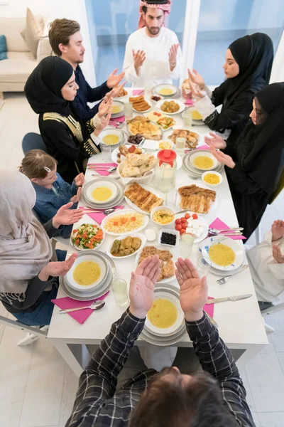 Top Zicht Moslim Familie Met Iftar Tijdens Ramadan Heilige Maand — Stockfoto