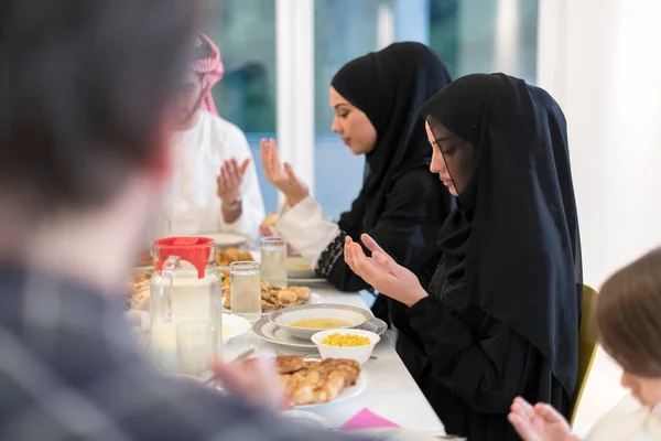 Las Familias Musulmanas Hacen Iftar Dua Para Romper Ayuno Durante — Foto de Stock