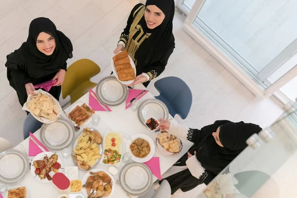 Genç Müslüman Kadınlar Ramazan Ayında Iftar Için Yiyecek Hazırlıyorlar — Stok fotoğraf