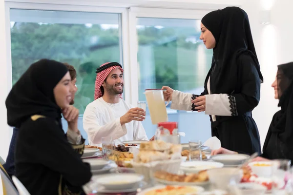 Eid Mubarak Muszlim Család Iftar Vacsora Ivóvíz Megtörni Lakoma Hagyományos — Stock Fotó