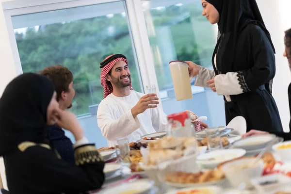 Eid Mubarak Μουσουλμανική Οικογένεια Έχουν Δείπνο Iftar Πόσιμο Νερό Για — Φωτογραφία Αρχείου