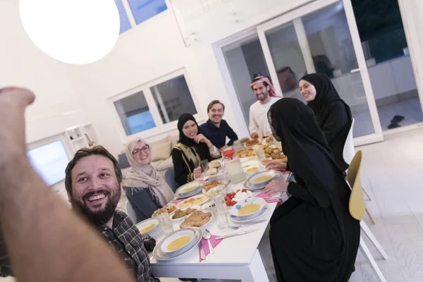 Eid Mubarak Muselman Familj Har Iftar Middag Bilder Med Mobiltelefon — Stockfoto