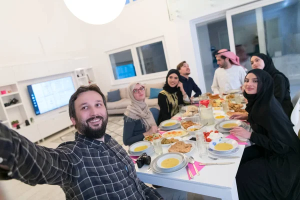 Eid Mubarak Muszlim Család Amelynek Iftar Vacsora Fotózás Mobiltelefonnal Miközben — Stock Fotó