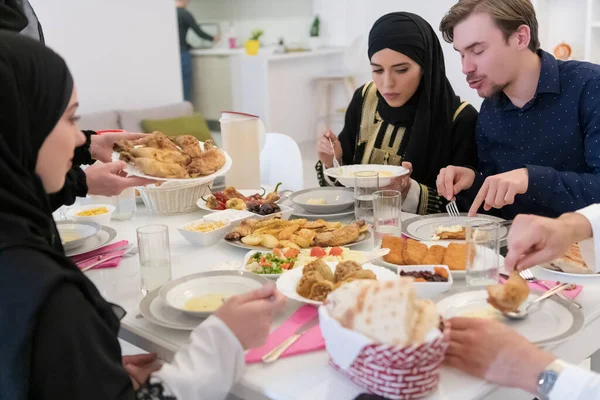 Müslüman Aileler Iftar Duası Yaparak Ramazan Ayında Oruç Tutuyor — Stok fotoğraf