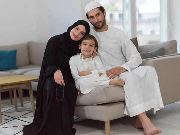 Hagyományos Muszlim Család Szülei Gyerekekkel Olvassák Koránt Imádkozzanak Együtt Kanapén — Stock Fotó