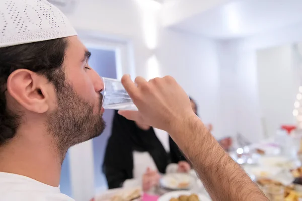 Famiglie Musulmane Fanno Iftar Dua Rompere Digiuno Durante Ramadan — Foto Stock