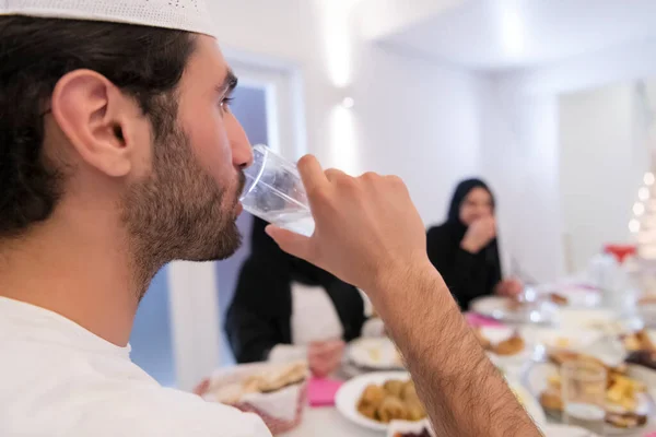 Muslimische Familien Machen Iftar Dua Zum Fastenbrechen Ramadan — Stockfoto