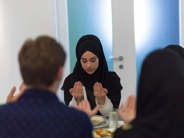 Muselman Familjer Göra Iftar Dua Till Bryta Fasta Ramadan — Stockfoto