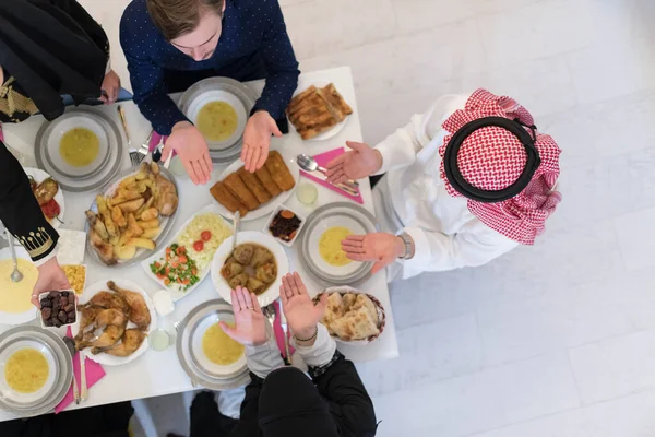 Top View Muszlim Család Amelynek Iftar Ramadán Szent Hónapban — Stock Fotó