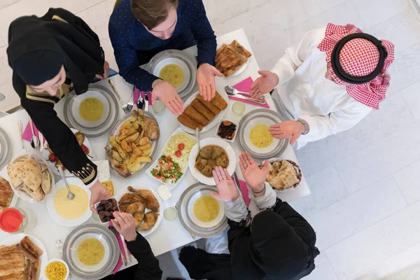Ovanifrån Muslimsk Familj Som Har Iftar Ramadan Helig Månad — Stockfoto