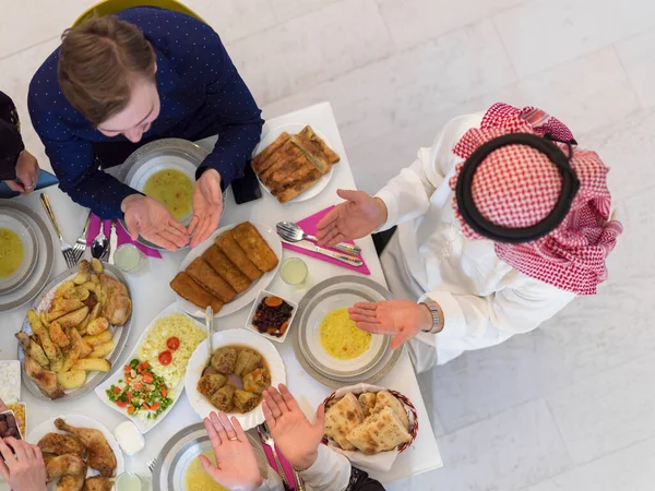 Ovanifrån Muslimsk Familj Som Har Iftar Ramadan Helig Månad — Stockfoto