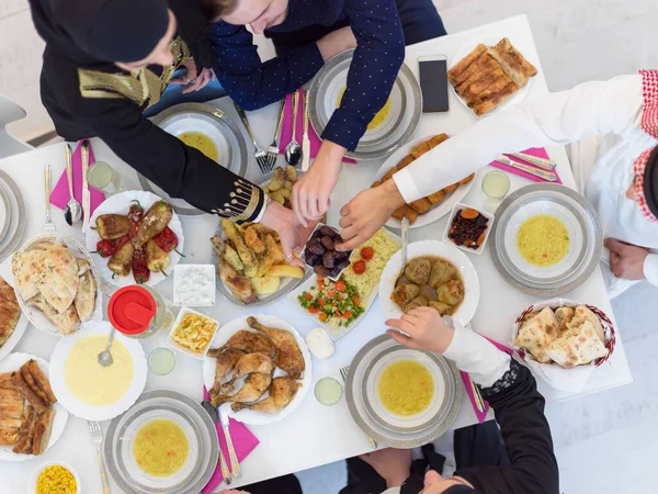 Top Zicht Moslim Familie Met Iftar Tijdens Ramadan Heilige Maand — Stockfoto