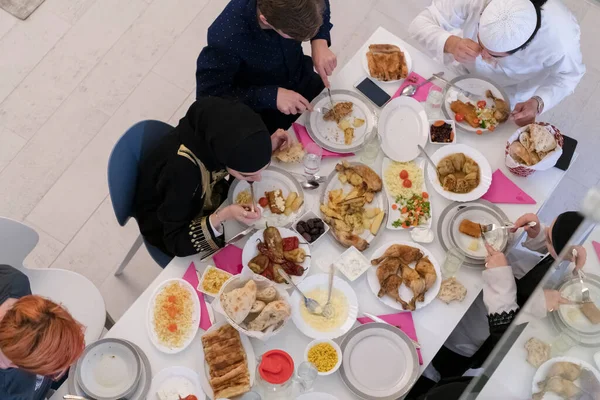 Top Zicht Moslim Familie Met Iftar Tijdens Ramadan Heilige Maand — Stockfoto
