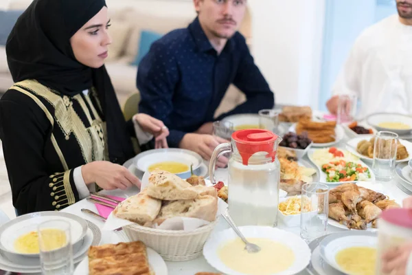 Eid Mubarak Muselman Familj Har Iftar Middag Dricka Vatten Till — Stockfoto