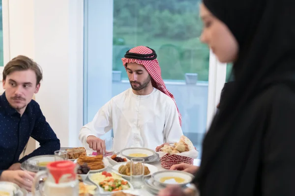 Eid Mubarak Muszlim Család Iftar Vacsora Ivóvíz Megtörni Lakoma Hagyományos — Stock Fotó