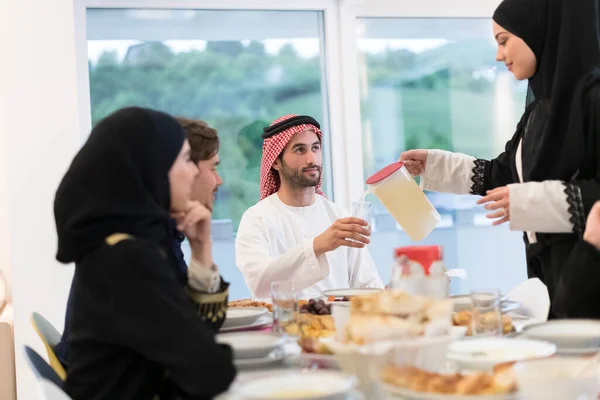 Eid Mubarak Muselman Familj Har Iftar Middag Dricka Vatten Till — Stockfoto