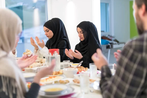 在斋月期间 穆斯林家庭制作Iftar Dua来打破禁食 — 图库照片
